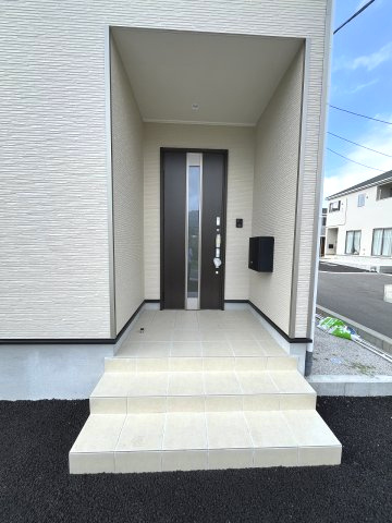 【玄関】 | 糟屋郡宇美町宇美東1丁目第2　1号棟（全5棟）【仲介手数料無料・0円】 | 現地写真。