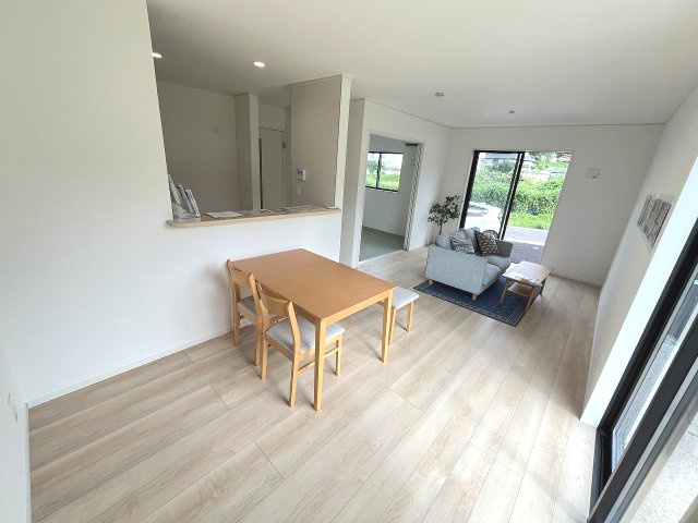 【居間・リビング】 | 糟屋郡宇美町宇美東1丁目第2　1号棟（全5棟）【仲介手数料無料・0円】 | 現地写真。