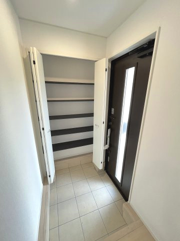 【玄関】 | 糟屋郡宇美町宇美東1丁目第2　1号棟（全5棟）【仲介手数料無料・0円】 | 現地写真。