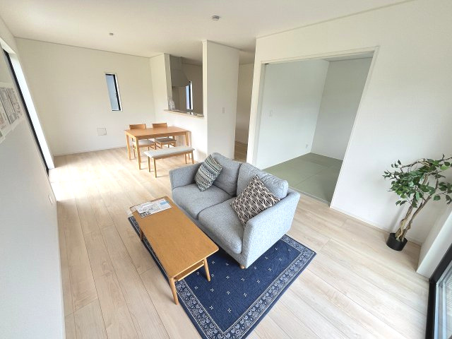 【居間・リビング】 | 糟屋郡宇美町宇美東1丁目第2　1号棟（全5棟）【仲介手数料無料・0円】 | 現地写真。リビングです。