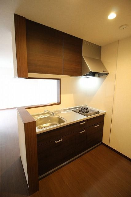 バローニB棟のキッチン|二口コンロ付きのカウンターキッチンで毎日の料理もはかどります
