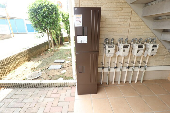 フローラコートのエントランス|宅配ボックス