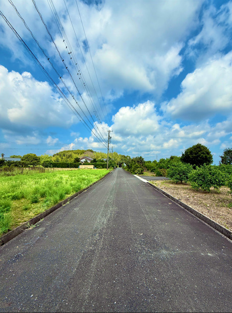 浜名区宮口の前面道路含む現地写真|前面道路は交通量がほとんどありません！畑に囲まれた風情ある地域です♪

