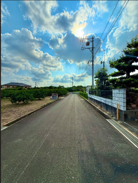 浜名区宮口の前面道路含む現地写真|周りは閑静な住宅街！陽射しや眺望を遮るものがありません！
