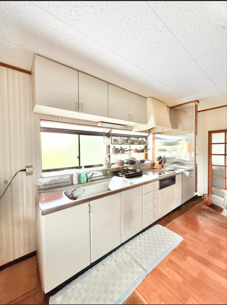 浜名区宮口のキッチン|使いやすい3つ口コンロ！IHクッキングヒーターはお手入れも楽々！
