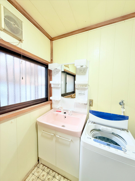 浜名区宮口の独立洗面台|洗面台はシンプルなデザインです。
