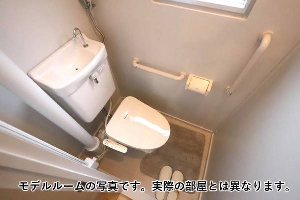 ビレッジハウス鳴滝8号棟のトイレ|モデルルームの写真です