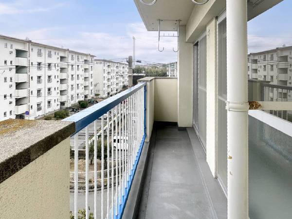 ビレッジハウス鳴滝8号棟のバルコニー|モデルルームの写真です