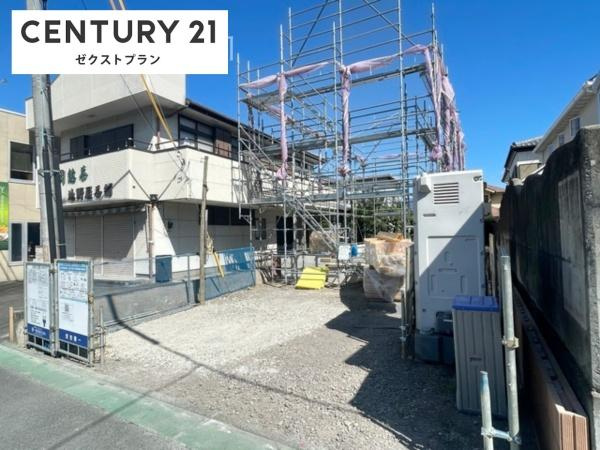 渋川市四つ角 1号棟の前面道路含む現地写真|並列駐車可能な駐車場スペースです。