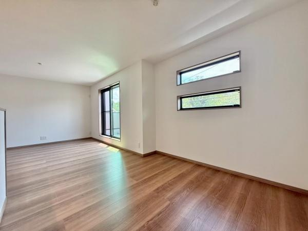 【居間・リビング】 | 家族の一体感を感じられる広々スペース！家族と過ごす時間を大切にする方にぴったりのゆとりの住空間です♪