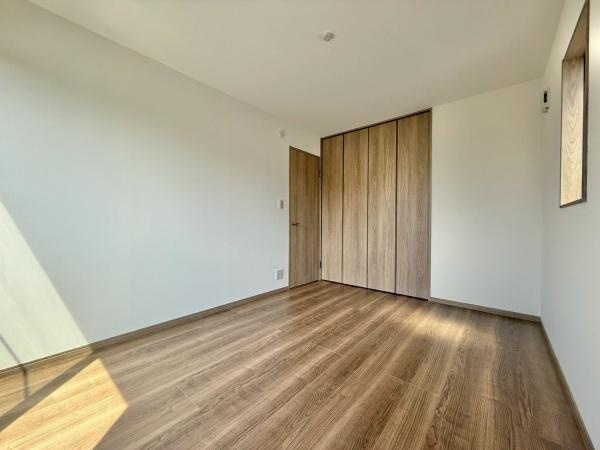 【洋室】 | 木目のフローリングが暖かみのある室内に。明るい寝室で心地のいい朝を迎えられそう。