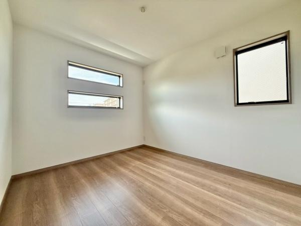 【洋室】 | 光が沢山取り込める大きな窓。2面採光なので、日差しを長時間受ける事が出来る暖かいお部屋です。