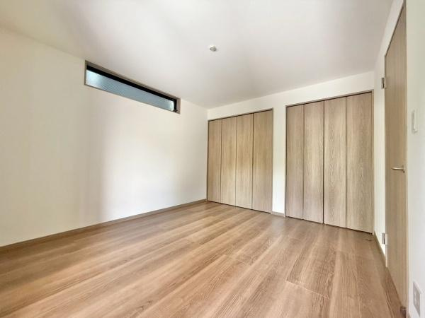 【寝室】 | 全居室には収納を完備！普段使いのお洋服や小物はもちろん、季節物のお洋服などもしっかりと整理整頓おしまい頂けます。居室空間をより広く隅々までお使いいただけますね♪