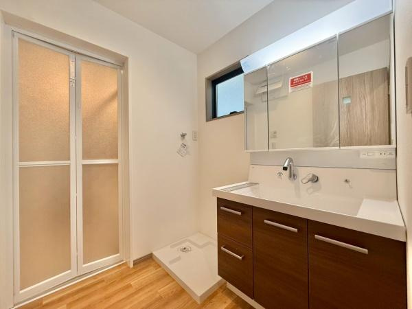 【独立洗面台】 | ゆとりの洗面スペースで朝の身支度も快適スムーズに。髪のセットやお化粧もストレスなくこなせ、朝から気分良く通勤通学に向かえそうですね！