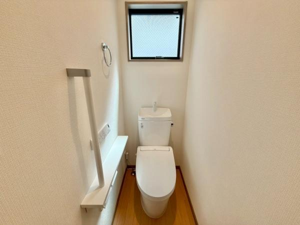【トイレ】 | 節水型でエコなトイレには、今では当たり前のウォシュレット付き。便座を温める機能付き！1階2階どちらにもトイレがあるって本当に便利ですね。