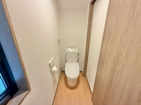 【トイレ】 | 清潔感のある広々トイレです♪タオルフォルダーも付いておりそのまま手洗いもできます。