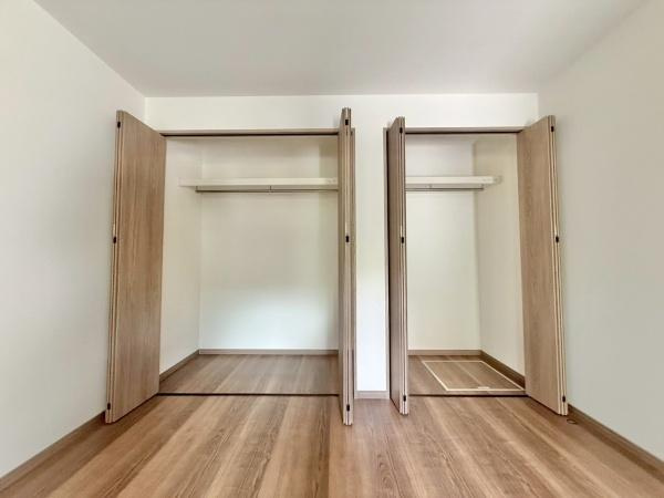 【収納】 | お洋服を大切にされる方に大変喜ばれる、憧れのファミリークローゼット。
お洋服以外にも掃除機やスーツケースなどを一箇所に集約できるのは魅力ですね！
扉が一箇所ですので、お部屋の見た目にもスッキリ！