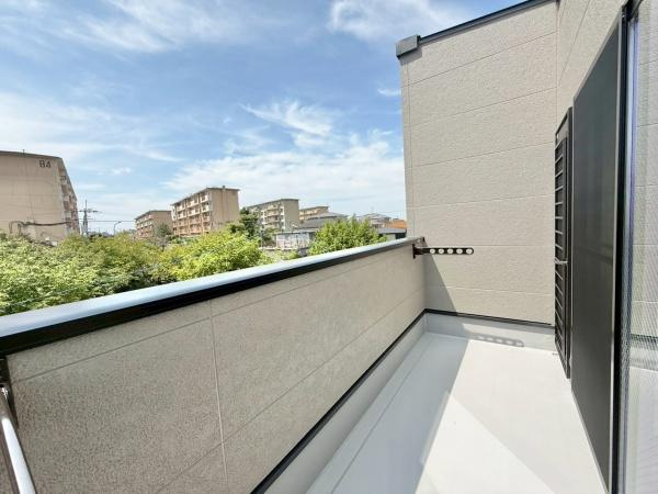 【バルコニー】 | 屋根がなく頭上に空が広がるバルコニーは、とても解放感があります。家にいながら、屋外へ出たかのような雰囲気を味わうことができます！