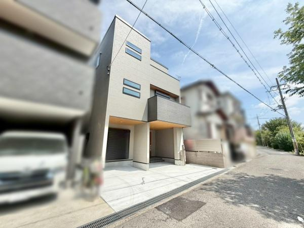【前面道路含む現地写真】 | 低層の一戸建てを中心とした街並みが整然と続き、周辺は高い建物が建っていないので、採光や開放性に恵まれてます。