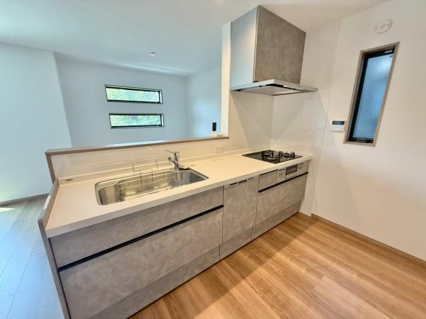 【キッチン】 | 見せるキッチン。ダイニングとの空間のつながりが、スペースのゆとりを生み出します♪