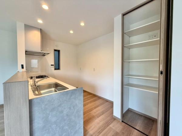 【キッチン】 | 食品や食器などを収納できるパントリー。もちろんそれ以外にも、普段はあまり使わない調理器具をしまうなど、その使い勝手は多様。入りきらない調味料類や、備蓄庫として機能性と見た目にも優れた有能な収納です！