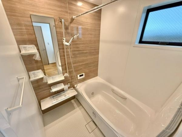 【浴室】 | アクセントパネルで落ち着きのある雰囲気を演出♪毎日の疲れを癒やすバスタイムを。
空気が籠らない様に小窓も設置しております。