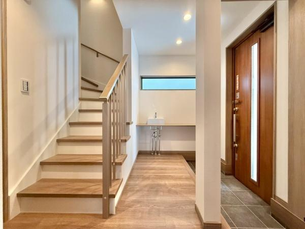 【玄関】 | シュークロークもあるので、靴がたくさんあっても安心！気持ちの良い朝は、毎日ここからスタートしていきます♪