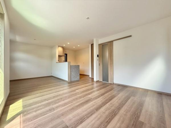 【居間・リビング】 | 家族の笑い声が聞こえてきそうな大空間♪大きめのLDKはそれだけで心が和みます。家族揃ってリビングで過ごすお休みの日が、楽しみになる場所となることでしょう。