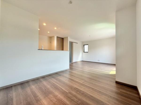 【居間・リビング】 | キッチンからはリビングが一望でき、小さい子供さんも目が行き届きますね。全居室フローリングですのでお掃除もらくらくです!