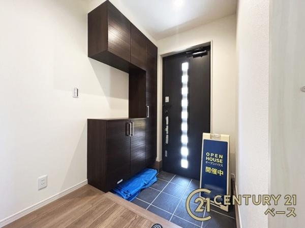 リーブルガーデン石原田町 ／新築一戸建の玄関|■現地撮影写真■玄関には大容量シューズボックス完備！