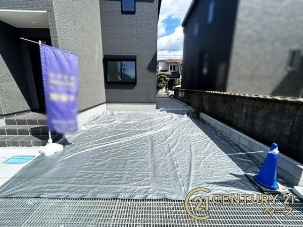 リーブルガーデン石原田町 ／新築一戸建の駐車場|■現地撮影写真■駐車スペース２台分完備！