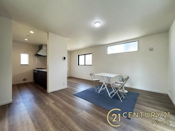 リーブルガーデン石原田町 ／新築一戸建の居間・リビング|■現地撮影写真■ご家族でくつろいでいただける約１８帖の広々としたリビング！