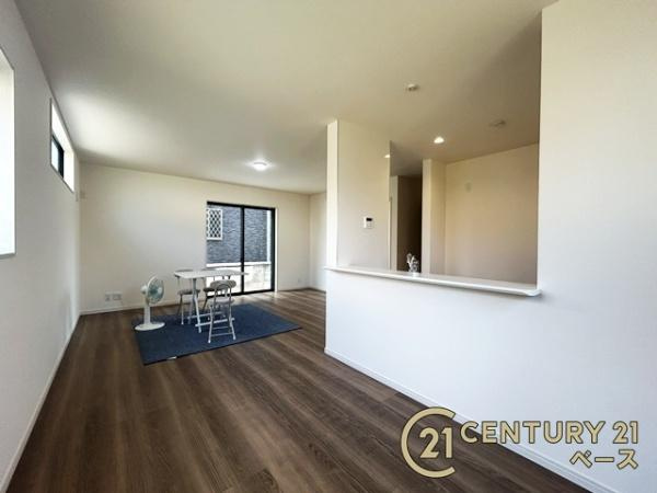 リーブルガーデン石原田町 ／新築一戸建の居間・リビング|■現地撮影写真■窓ガラスは気密性を高めるペアガラスを採用！結露防止にも効果的です！