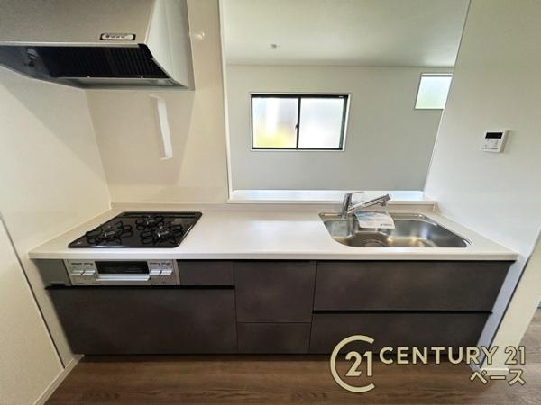 リーブルガーデン石原田町 ／新築一戸建のキッチン|■現地撮影写真■広々キッチンで快適にお料理！便利な収納スペースも完備！