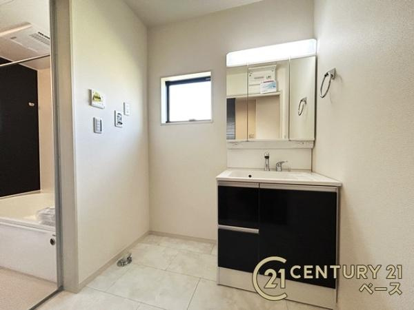 リーブルガーデン石原田町 ／新築一戸建の独立洗面台|■現地撮影写真■三面鏡タイプのミラーキャビネット！収納スペースも豊富です！