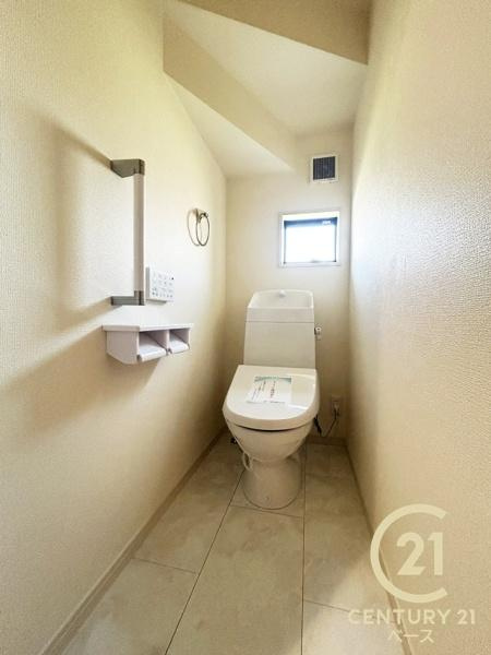 リーブルガーデン石原田町 ／新築一戸建のトイレ|■現地撮影写真■ウォシュレット完備！トルネード洗浄・フチなし形状でお手入れも楽々ですね！