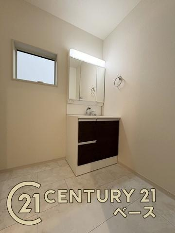 リーブルガーデン曽我町 １号棟 ／新築一戸建の独立洗面台|■現地撮影写真■三面鏡タイプのミラーキャビネット！収納スペースも豊富です！