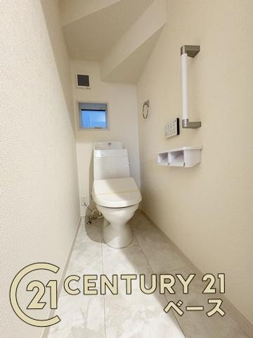 リーブルガーデン曽我町 １号棟 ／新築一戸建のトイレ|■現地撮影写真■ ウォシュレット付きトイレ。収納棚も備わっています。