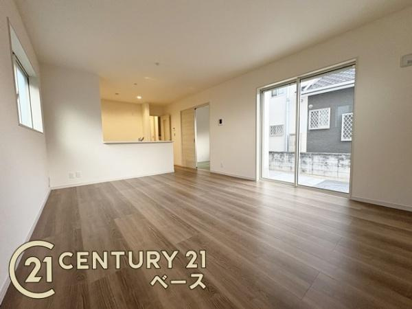 リーブルガーデン曽我町 １号棟 ／新築一戸建の居間・リビング|■現地撮影写真■ご家族でくつろいでいただける広々としたリビング！