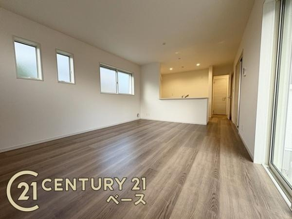 リーブルガーデン曽我町 １号棟 ／新築一戸建の居間・リビング|■現地撮影写真■家計と環境に優しい！一部窓には断熱性・保温性に優れたペアガラスを使用しています！
