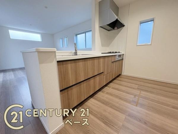 リーブルガーデン曽我町 １号棟 ／新築一戸建のキッチン|■現地撮影写真■収納力と使いやすさを追求したシステムキッチンです！食洗機付きで毎日の洗い物も楽々！