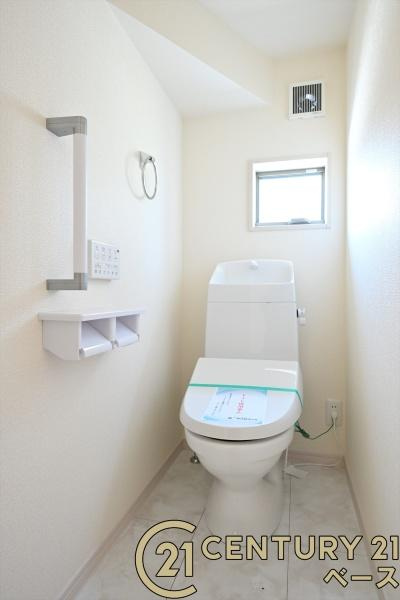 リーブルガーデン粟殿 ２号棟 ／新築一戸建のトイレ|■現地撮影写真■フチなし＆トルネード洗浄でお掃除も楽らく！ウォシュレット付きです！