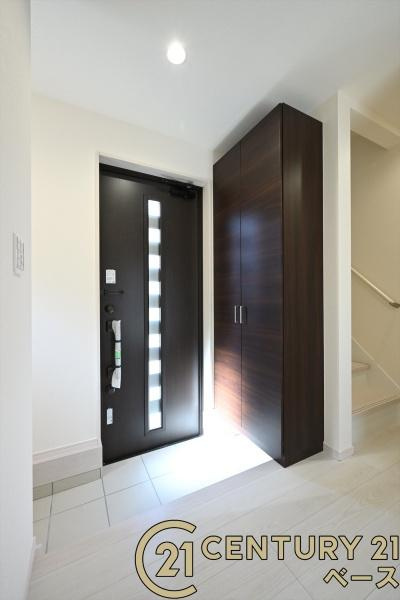 リーブルガーデン粟殿 ２号棟 ／新築一戸建の玄関|■現地撮影写真■すっきりとした明るい玄関が家族やお客様を迎えてくれます！