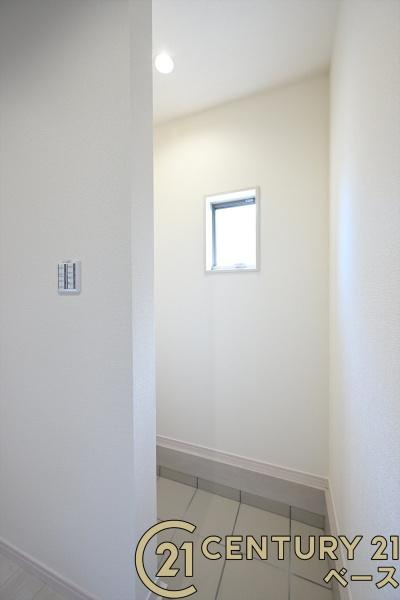 リーブルガーデン粟殿 ２号棟 ／新築一戸建の玄関|■現地撮影写真■玄関には広々土間収納があります！履物の他にも傘立てやベビーカーも仕舞えます！