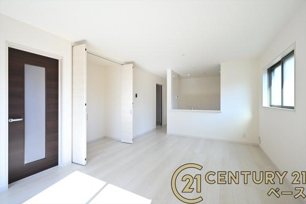 リーブルガーデン粟殿 ２号棟 ／新築一戸建の居間・リビング|■現地撮影写真■窓ガラスは紫外線７６％カットで安心のLOW-Eペアガラスを採用！結露防止にも効果的です！