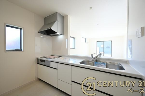 リーブルガーデン粟殿 ２号棟 ／新築一戸建のキッチン|■現地撮影写真■広々キッチンで快適お料理！便利な収納スペースも完備！