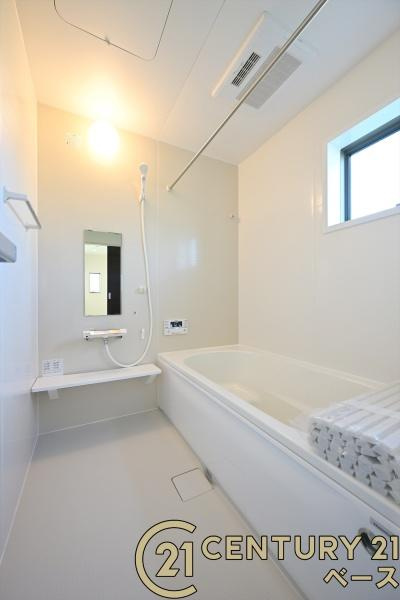 リーブルガーデン粟殿 ２号棟 ／新築一戸建の浴室|■現地撮影写真■ゆったりしたサイズの浴室！足を伸ばしての入浴は疲れも癒してくれます！