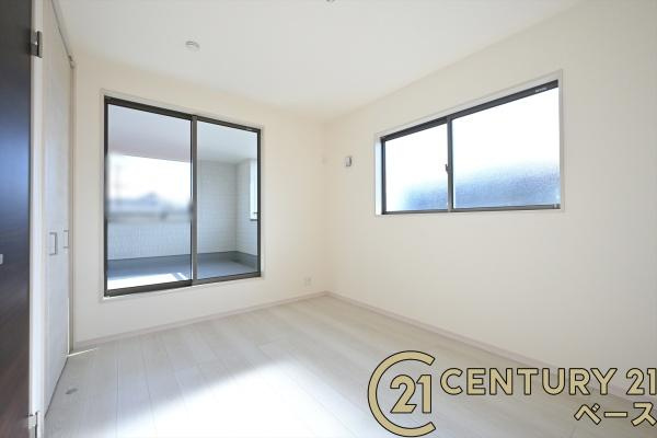 リーブルガーデン粟殿 ２号棟 ／新築一戸建の洋室|■現地撮影写真■バルコニーに面した開放感のあるお部屋です！