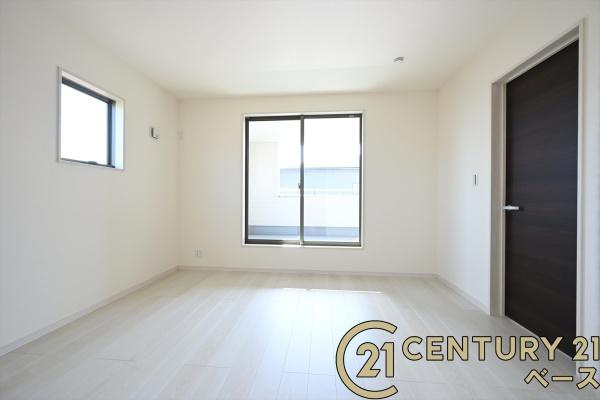 リーブルガーデン粟殿 ２号棟 ／新築一戸建の洋室|■現地撮影写真■日当たりのよい明るい雰囲気の洋室です！