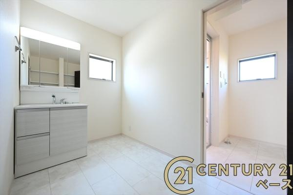 リーブルガーデン粟殿 ２号棟 ／新築一戸建の独立洗面台|■現地撮影写真■三面鏡タイプのミラーキャビネット！収納スペースも豊富です！